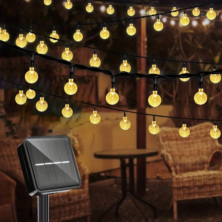 Umweltfreundliche Solarlichterkette für Garten & Terrasse, mit warmweißen LEDs, wetterfest und energiesparend.