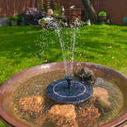 Umweltfreundlicher Solar Springbrunnen für Garten & Terrasse, dekoratives Wasserspiel zur Entspannung im Außenbereich.