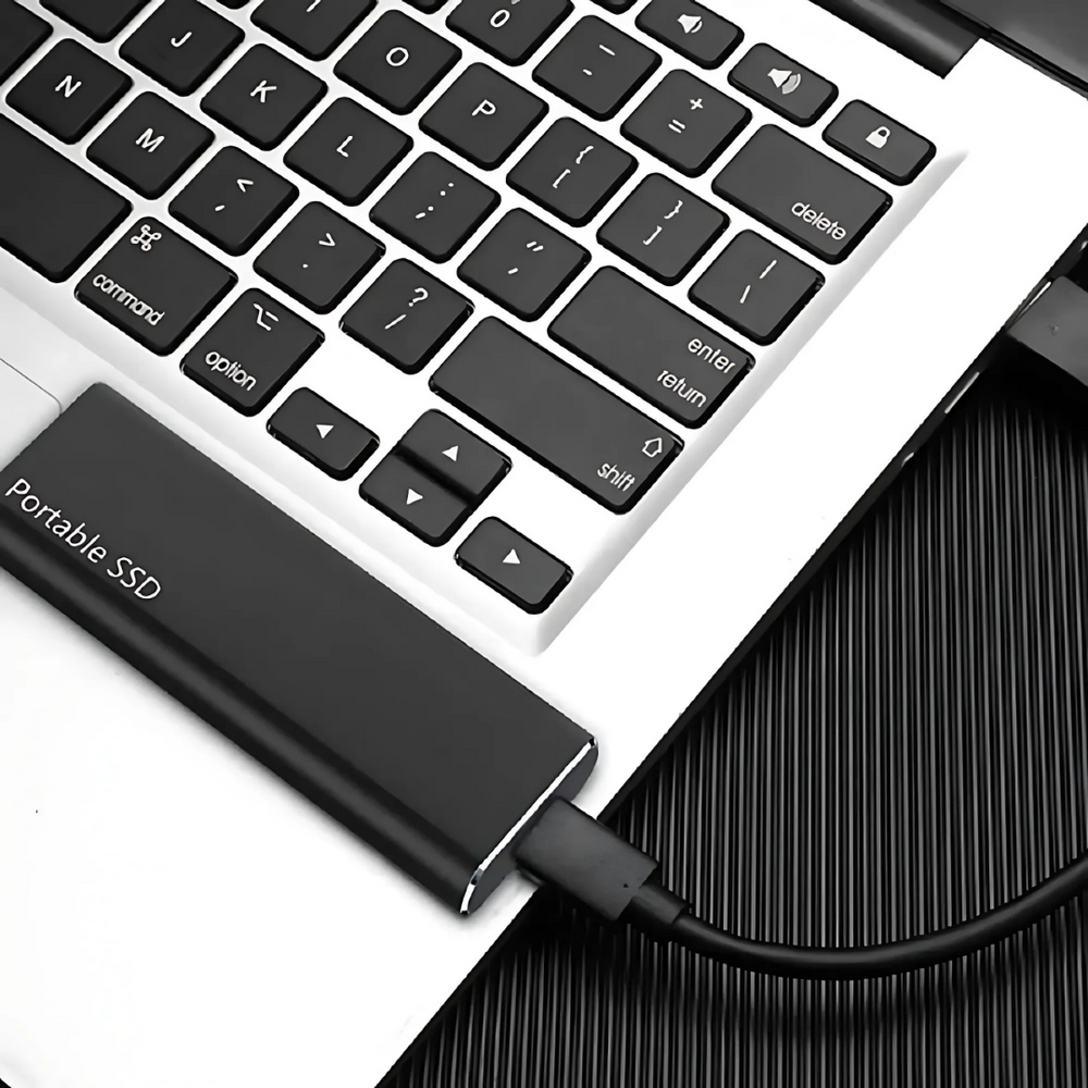 Kompakte 4TB USB-C externe SSD für mobilen Hochgeschwindigkeitsspeicher; ideal für unterwegs und Datensicherung.