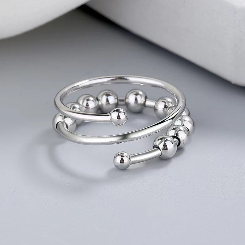 Fidget Ring in Aktion: Drehbare Perlen am Anti-Angst-Ring für gezielten Stressabbau.