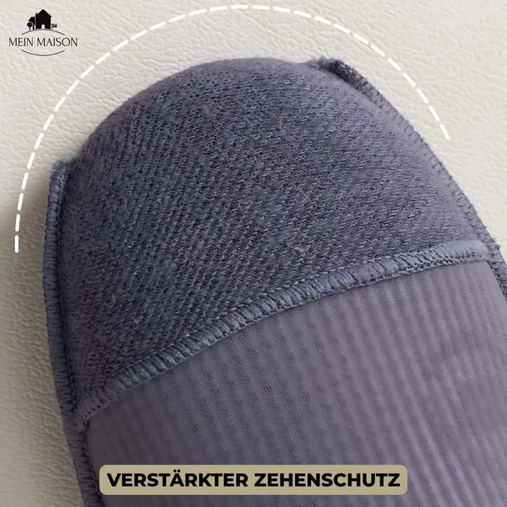 Nahaufnahme der Anti-Rutsch Noppen auf einer schwarzen Unisex Socke für sicheren Stand.