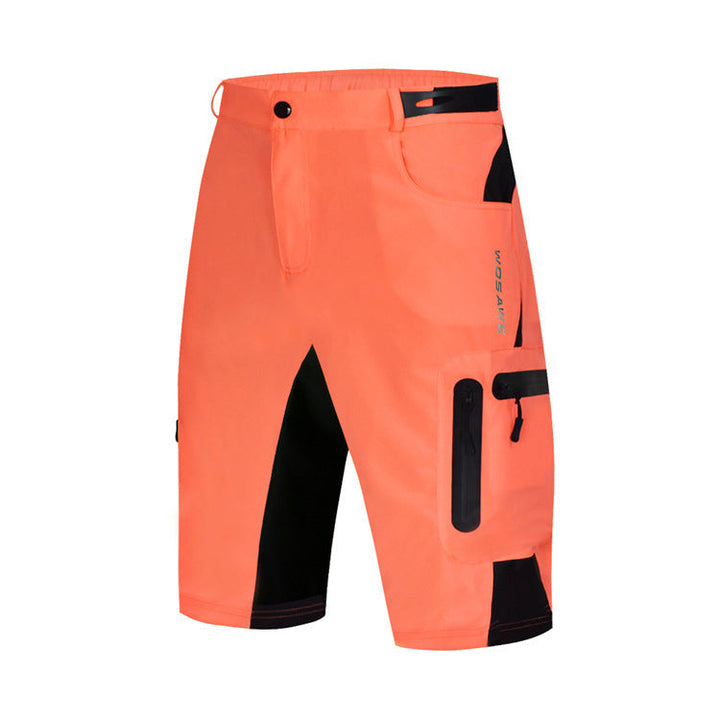 Mann und Frau tragen Unisex Wander-Shorts beim Wandern in den Bergen; bequeme, schnelltrocknende Trekkingshorts.