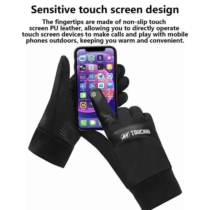 Nahaufnahme: Wasserdichte, beheizte Winterhandschuhe mit USB-Anschluss und touchscreen-fähigen Fingerspitzen.