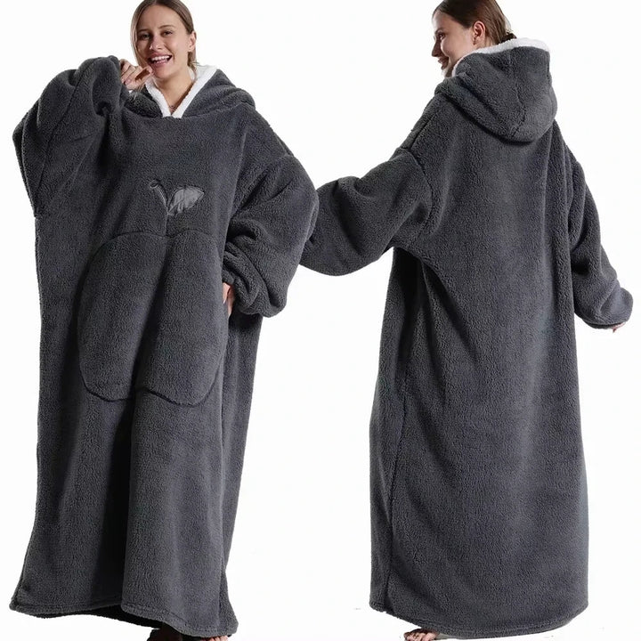 Unisex Übergröße Kapuzendecke mit Ärmeln aus flauschigem Sherpa-Flanell für gemütliche Winterabende.