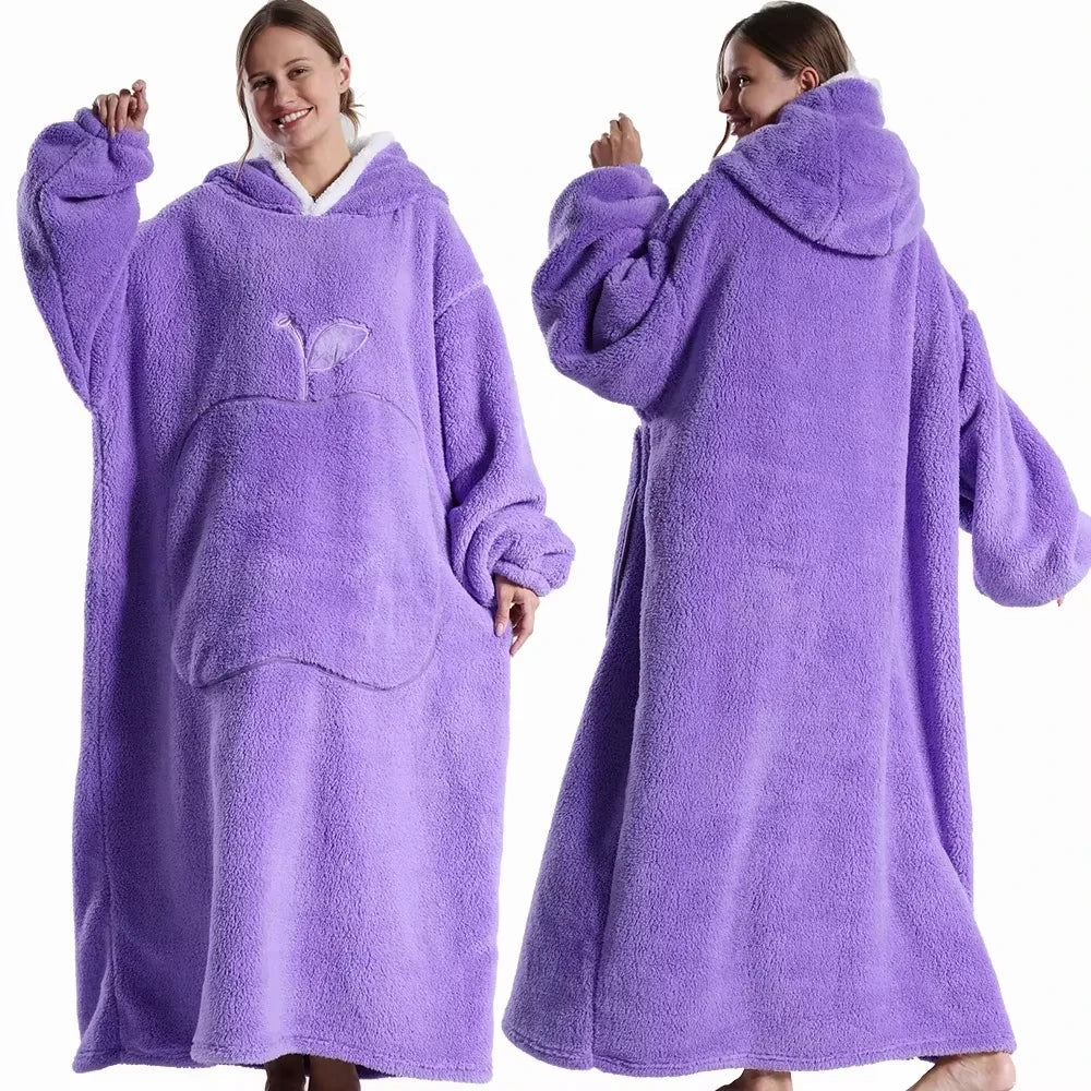 Gemütliche Unisex Sherpa Kuscheldecke mit Kapuze & Ärmeln, perfekt für kalte Herbst- und Winternächte.