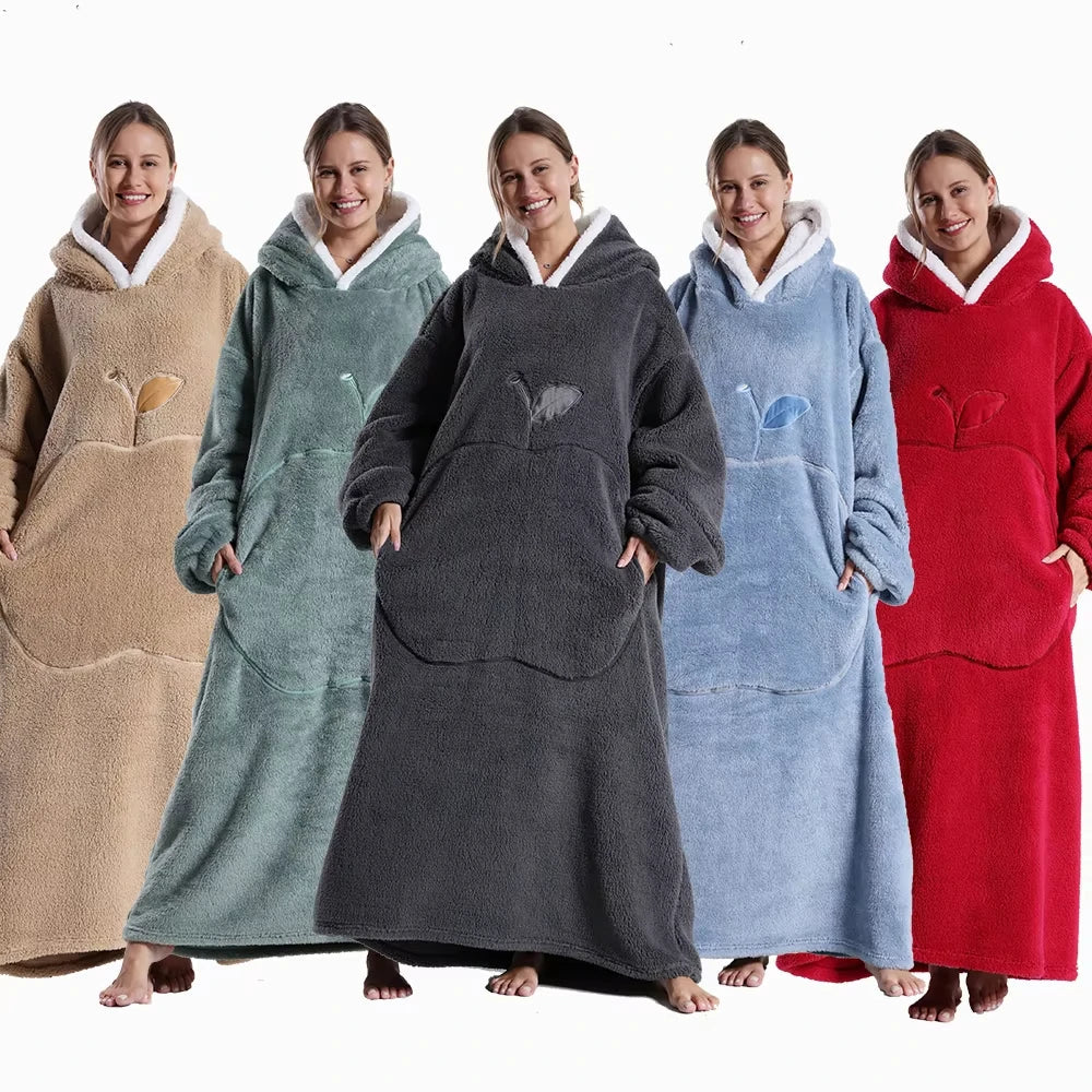 Großzügige Übergröße Kapuzendecke, unisex, mit Ärmeln aus warmem Sherpa-Fleece für maximalen Komfort.