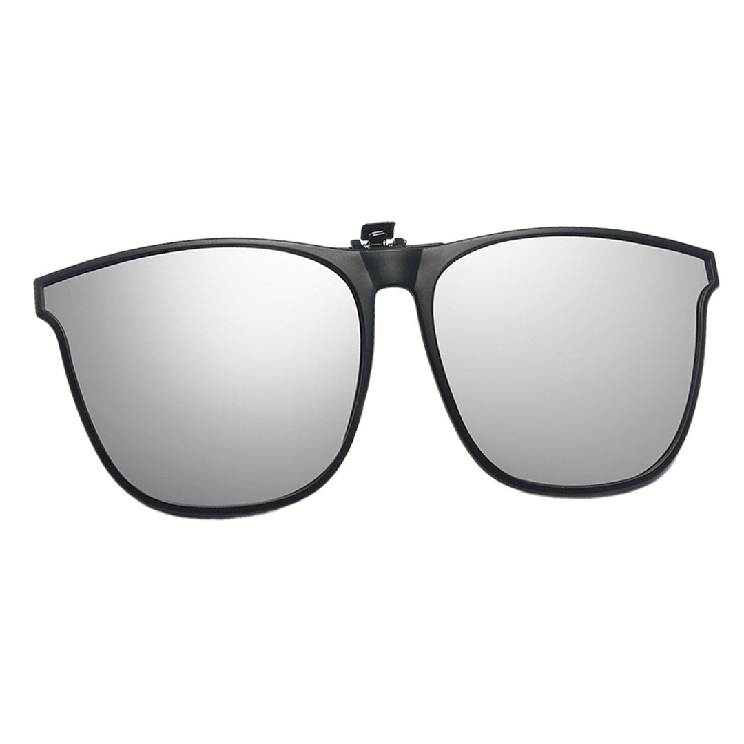 Hochwertige Clip-on Sonnenbrille: Polarisierte Gläser für Augenschutz & Blendschutz bei Outdoor-Aktivitäten.