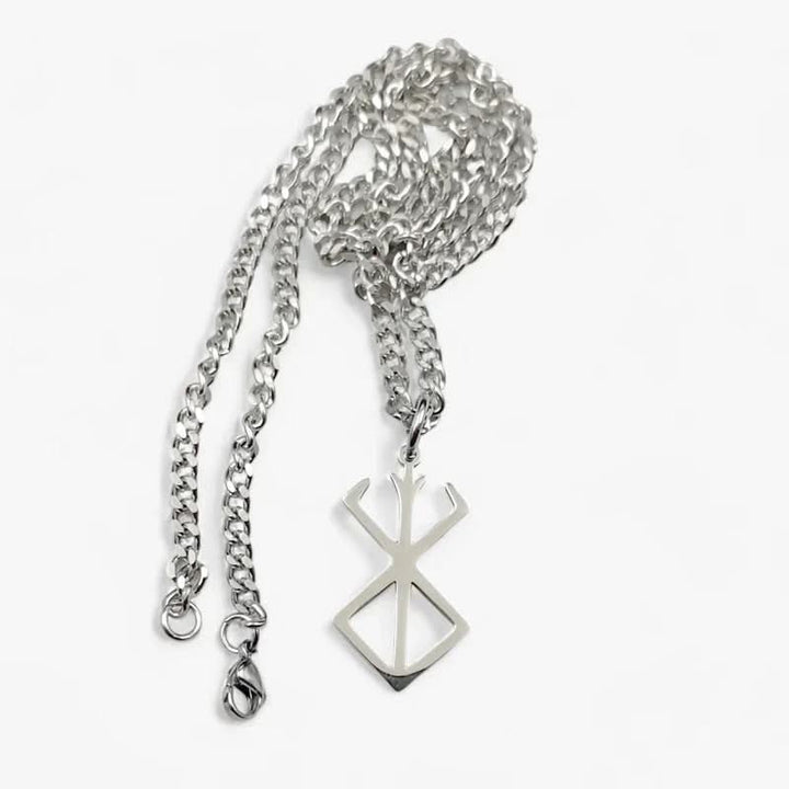 Detailaufnahme: Glänzender Edelstahl-Anhänger mit eingravierter Berserker-Rune, ein starkes nordisches Schmuckstück.
