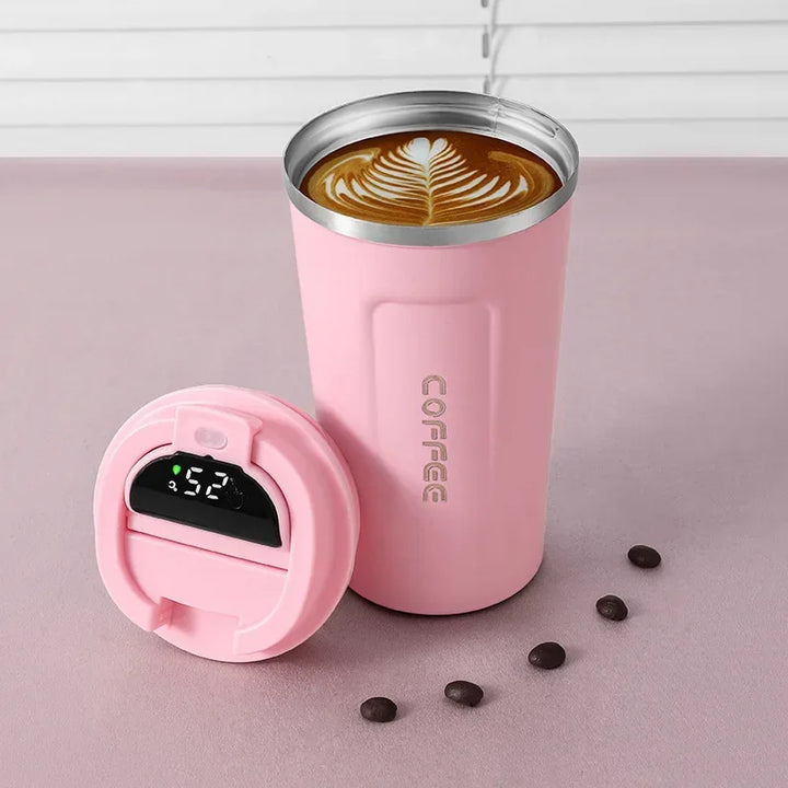Robuster Edelstahl-Trinkbecher mit integrierter LED-Temperaturanzeige, ideal für Outdoor-Aktivitäten.
