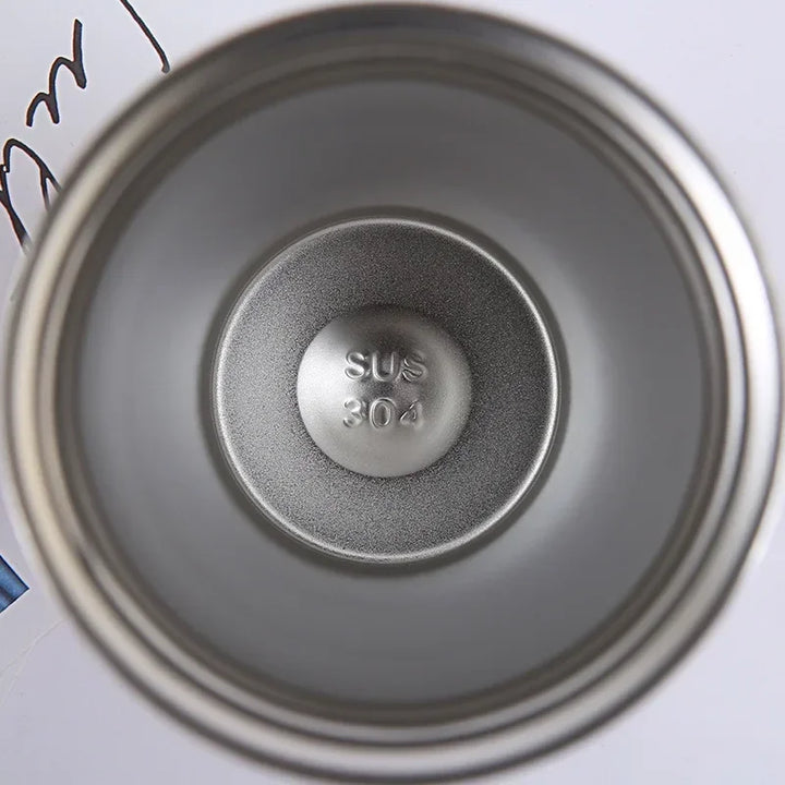 Moderner Thermosbecher in Silber, Edelstahl, mit Touch-LED-Temperaturanzeige für Büro & Outdoor.