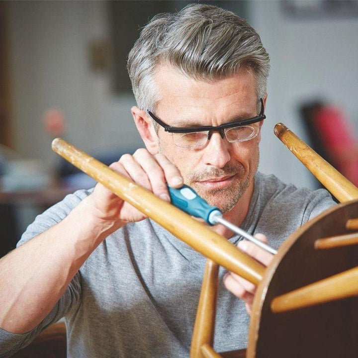 Klare Sicht dank Unisex-Fokusbrille mit variablen Dioptrien, für jede Sehanforderung einstellbar.