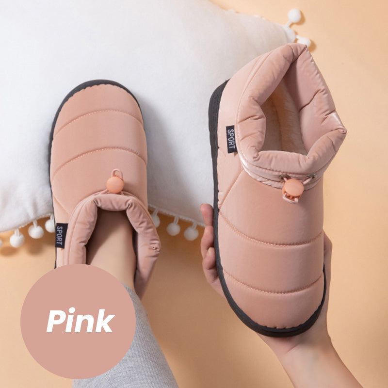 Paar elektrisch beheizte Plüschschuhe in Grau & Rosa. Kuschelige Winterschuhe, unisex, für gemütliche Abende.