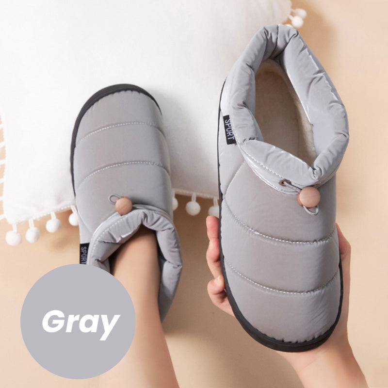 Person trägt bequeme, elektrisch beheizte Plüschschuhe. Unisex Fußwärmer für wohlige Wärme zu Hause.