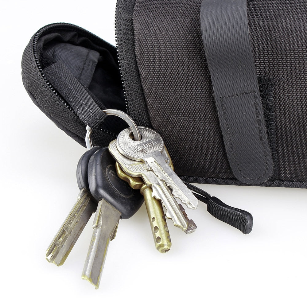 Geräumige wasserdichte Fahrradtasche für sichere Aufbewahrung von Ausrüstung und Gepäck beim Radfahren.