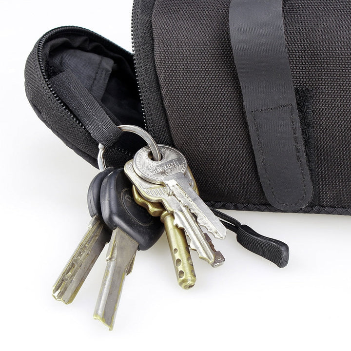 Geräumige wasserdichte Fahrradtasche für sichere Aufbewahrung von Ausrüstung und Gepäck beim Radfahren.