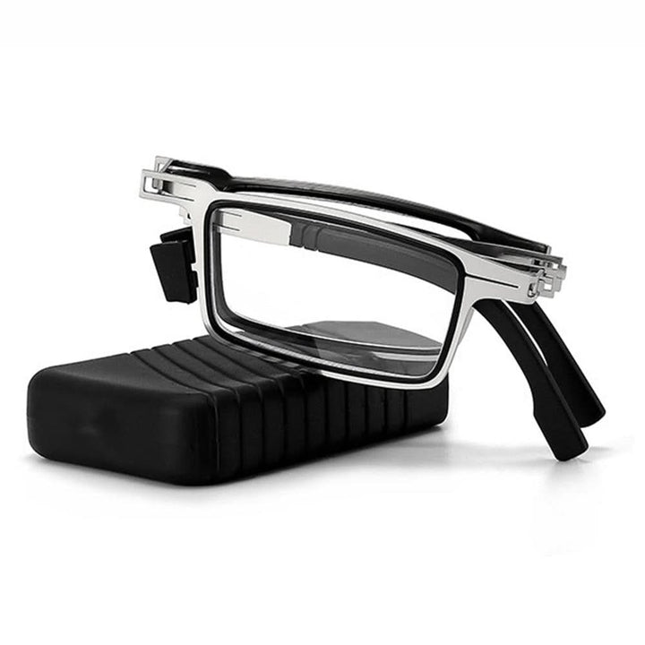 Nahaufnahme der zusammengeklappten faltbaren Lesebrille mit Blaulichtfilter aus silbernem Metall im Etui.