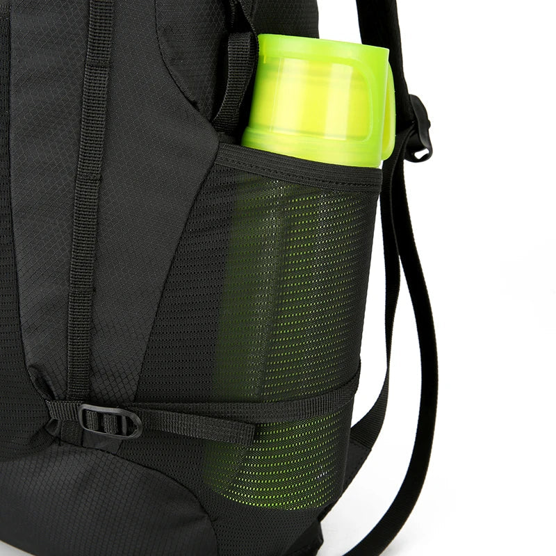 Kompakt zusammengefalteter 18L Ultraleicht-Rucksack, bereit für den Transport. Perfekt für Reise & Outdoor.
