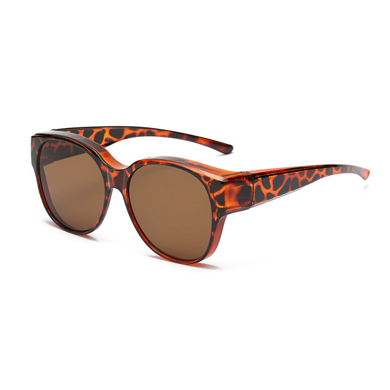 Hochwertige polarisierte Fit Over Sonnenbrille mit UV400 Filter und Katzenaugen-Form für Damen & Herren.