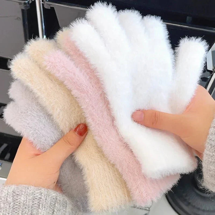 Detailaufnahme der flauschigen Outdoor Winterhandschuhe in Grau, ideal für kalte Tage.