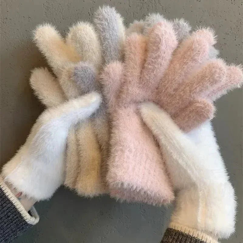 Model trägt Unisex Winterhandschuhe für Damen & Herren, bieten optimalen Windschutz & Wärme.