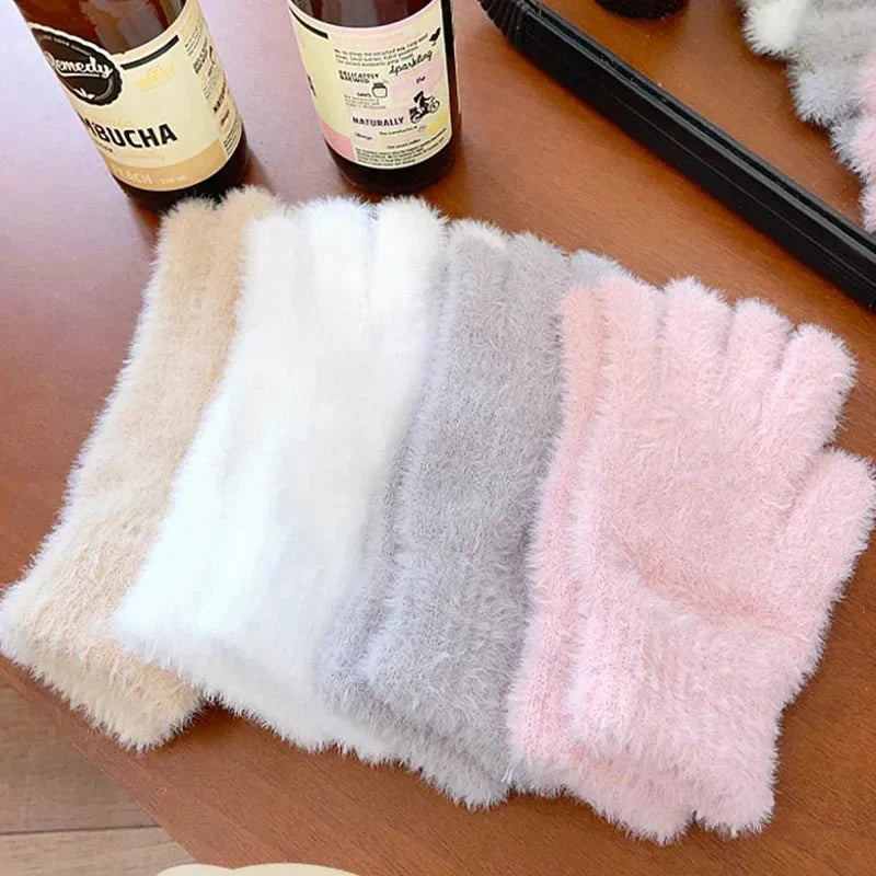 Nahaufnahme der Textur: Warme flauschige Winterhandschuhe, weich & bequem für den Alltag.
