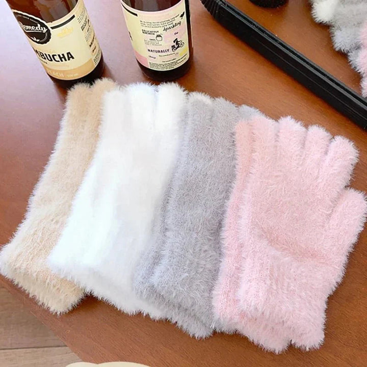 Nahaufnahme der Textur: Warme flauschige Winterhandschuhe, weich & bequem für den Alltag.