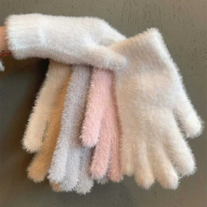 Outdoor Handschuhe flauschig, schützen Hände vor Kälte & Wind, ideal für Winteraktivitäten.