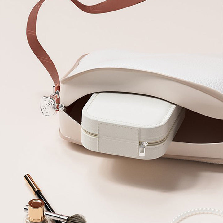 Professioneller Beauty Organizer GlowCase Luxe mit dimmbarem LED-Licht für präzises Styling.