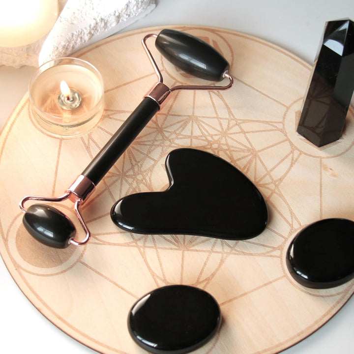 Entspannendes Gua Sha & Jade Roller Set. Unterstützt die Aufnahme von Seren & Ölen, für gesunde, strahlende Haut.