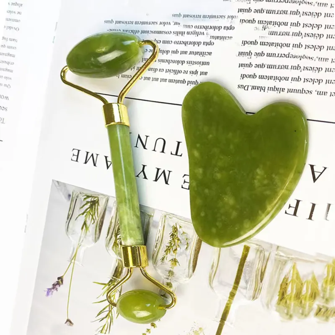 Hochwertiges Gua Sha & Jade Roller Set aus Naturstein. Perfekt für Hautstraffung & entspannende Gesichtsmassage.