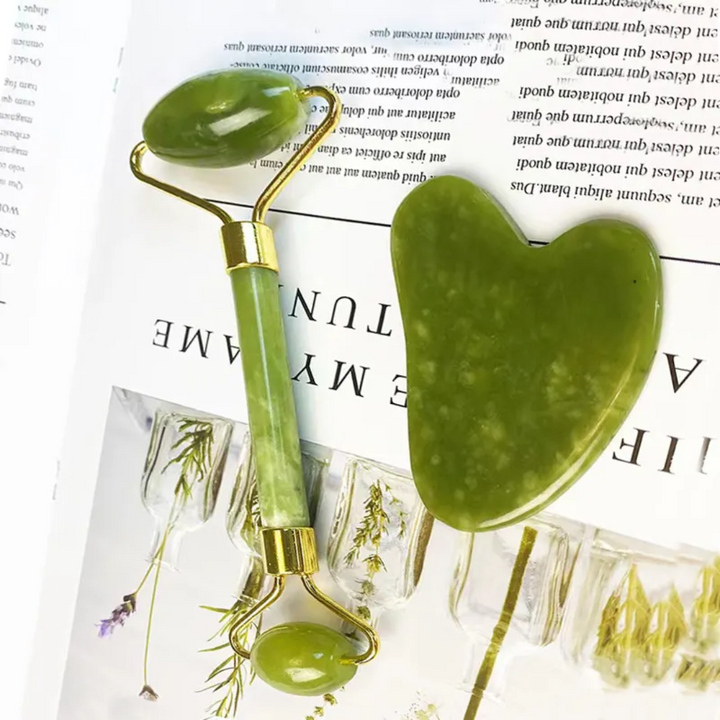 Hochwertiges Gua Sha & Jade Roller Set aus Naturstein. Perfekt für Hautstraffung & entspannende Gesichtsmassage.
