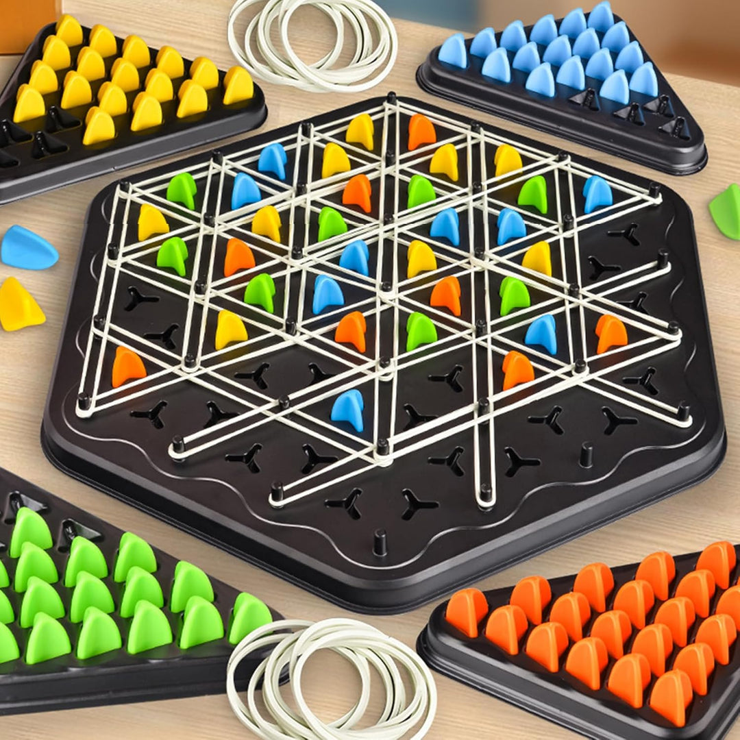 Kind löst das pädagogische Gummiband-Logik-Puzzle, entwickelt Kreativität, Geometrie & Gehirnjogging-Fähigkeiten.