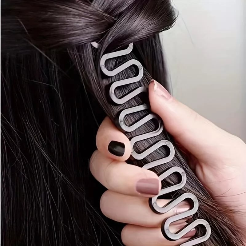 Nahaufnahme des Styling-Sets: Haar-Tools und Accessoires für einfache und schnelle Zopf-Frisuren.