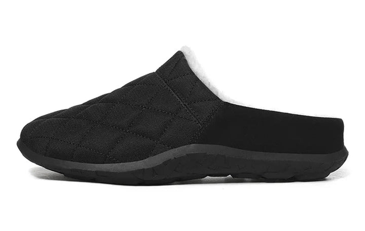 Schwarze Unisex Hausschuhe, warm & rutschfest, ideal für entspannte Abende.