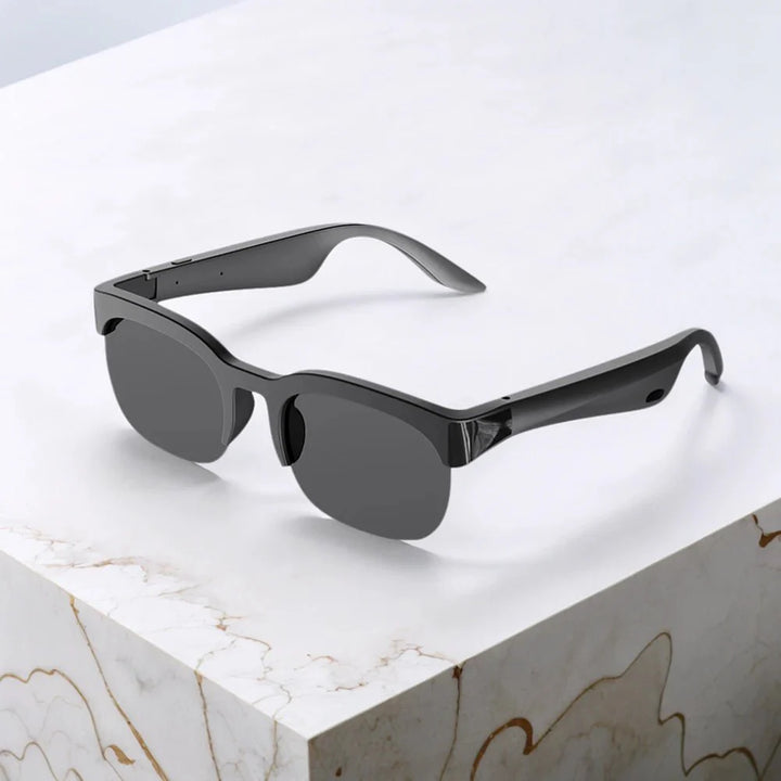 Nahaufnahme der intelligenten Bluetooth Sonnenbrille, zeigt integrierte Mikrofone und Bedienelemente.