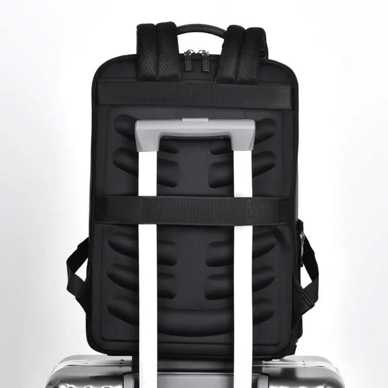 Moderner Reise Rucksack in Schwarz am Flughafen, praktisch für Handgepäck und Technik.