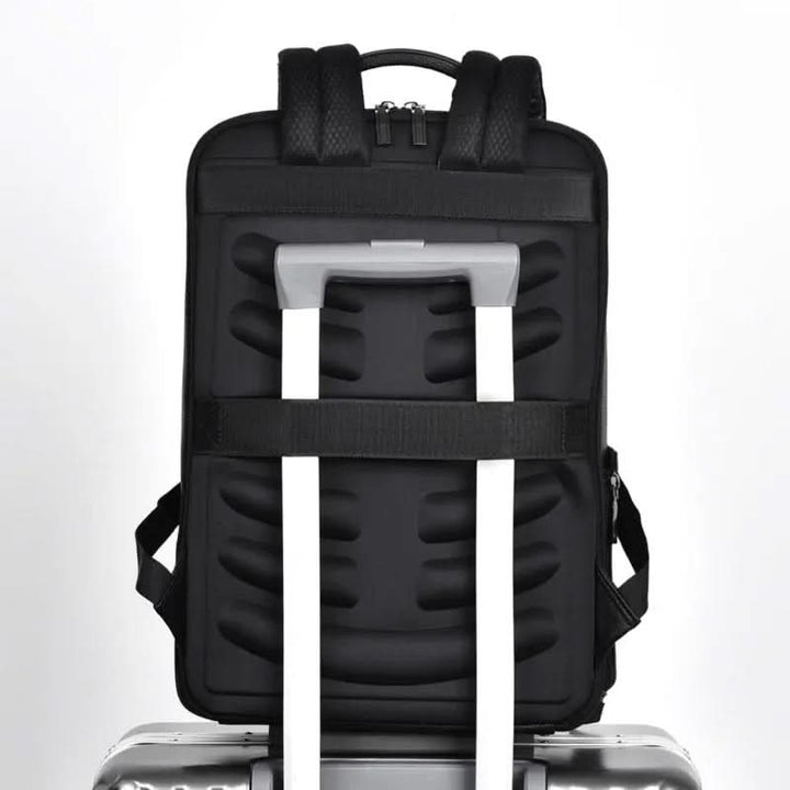 Moderner Reise Rucksack in Schwarz am Flughafen, praktisch für Handgepäck und Technik.