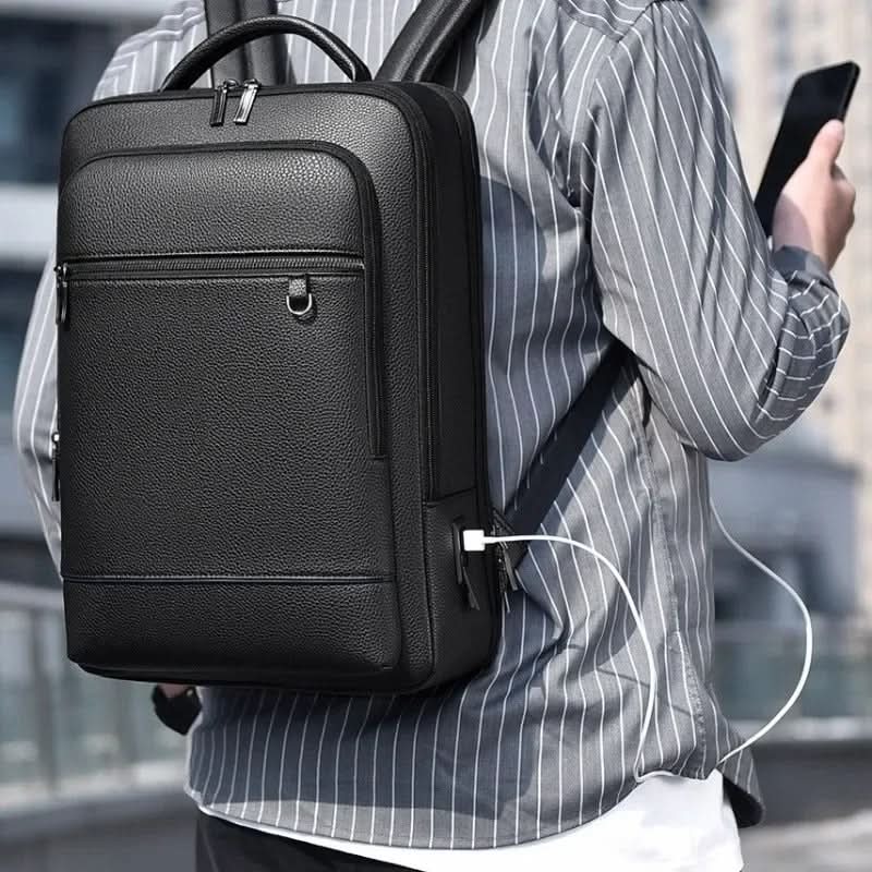 Vielseitiger Reise & Pendler Rucksack in Schwarz mit integriertem USB-Ladeanschluss für unterwegs.