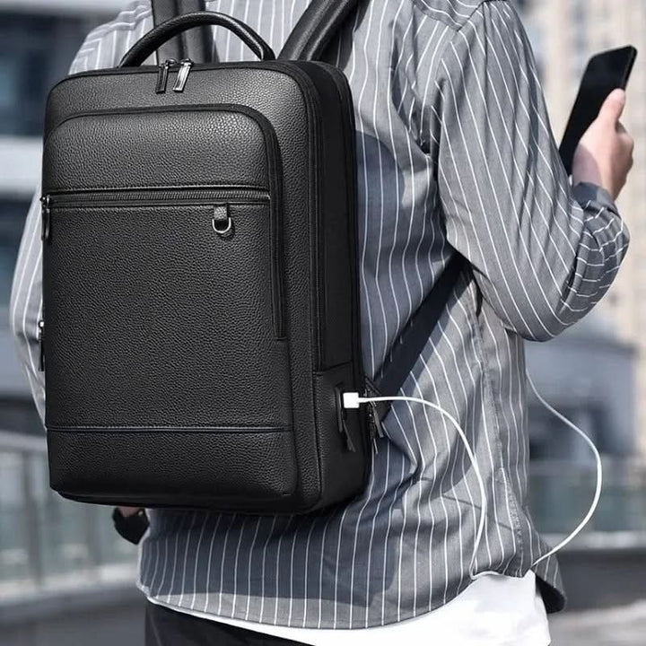 Vielseitiger Reise & Pendler Rucksack in Schwarz mit integriertem USB-Ladeanschluss für unterwegs.