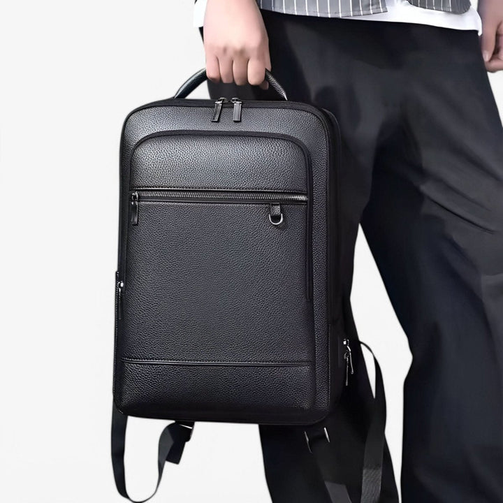 Organisierter Tagesrucksack in Schwarz mit intelligenten Fächern für Pendler und Reisende.