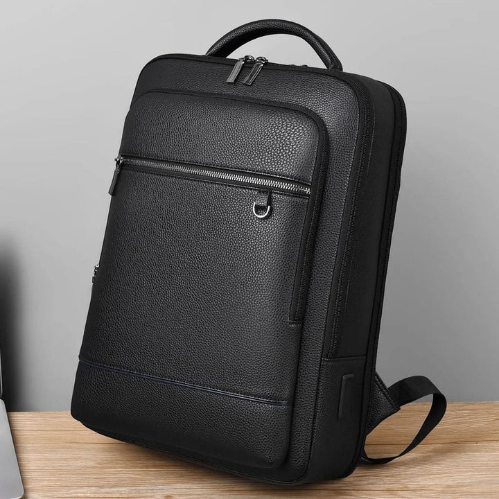 Detaillierte Ansicht des USB-Ports am schwarzen Unisex Rucksack für einfaches Aufladen.
