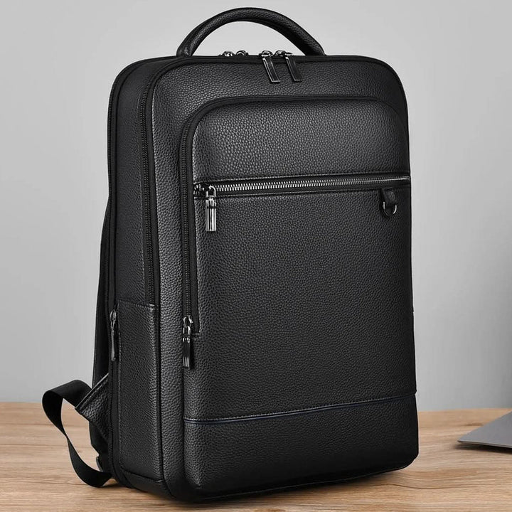 Der schwarze Rucksack geöffnet, zeigt das gepolsterte Laptopfach und Organisationsmöglichkeiten.