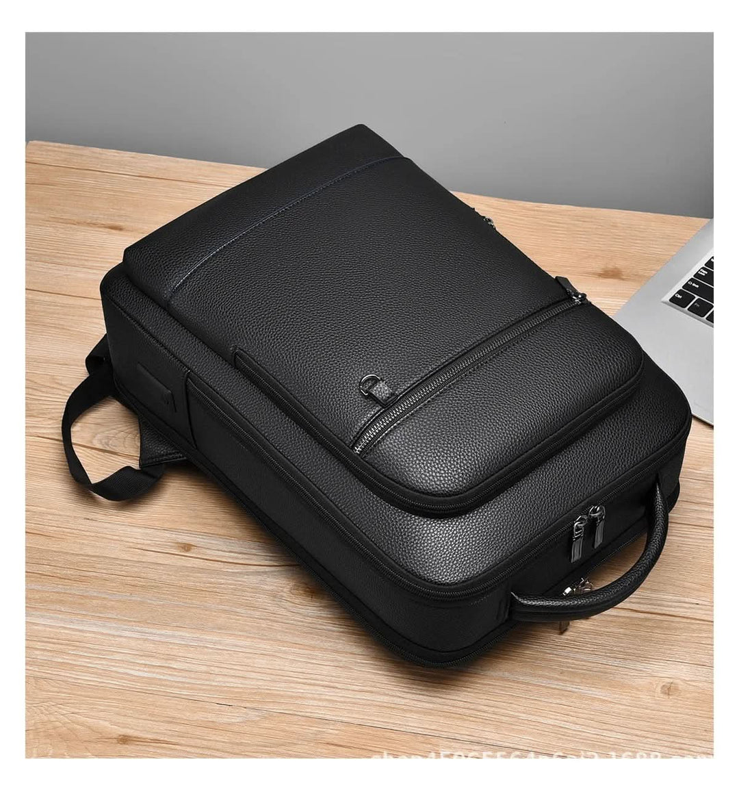 Unisex Rucksack auf dem Rücken einer Person, zeigt ergonomisches Design und bequeme Träger.