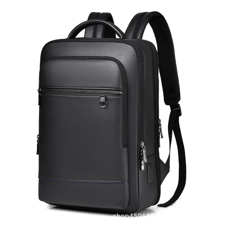 Schwarzer urbaner Rucksack in einem Büroumfeld, bereit für den Arbeitstag mit Laptop & Zubehör.