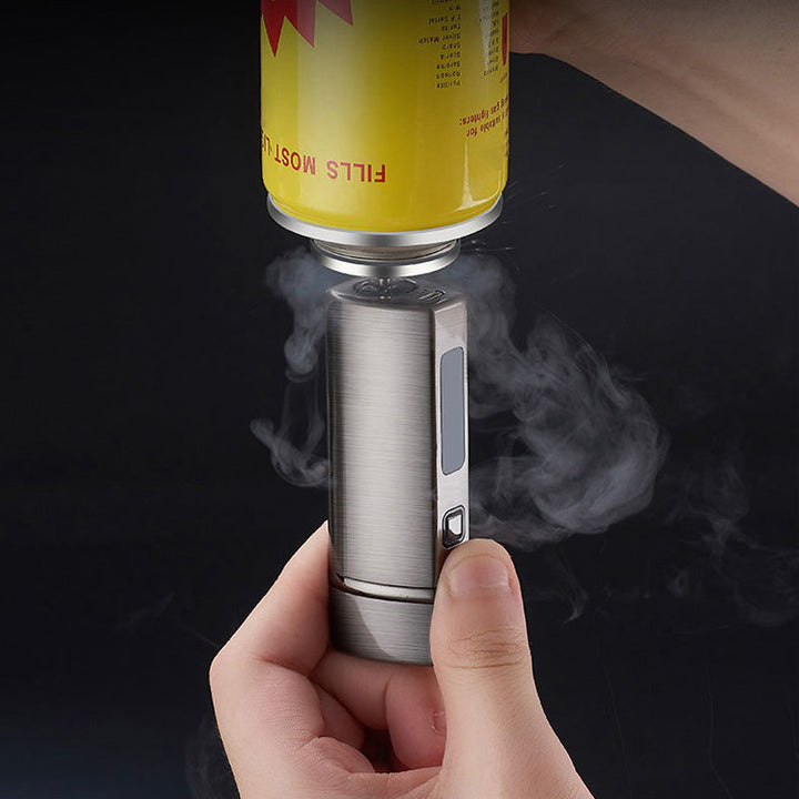Robustes Outdoor Jet-Feuerzeug mit Dreifachflamme, winddicht und praktischem Zigarrenlocher.