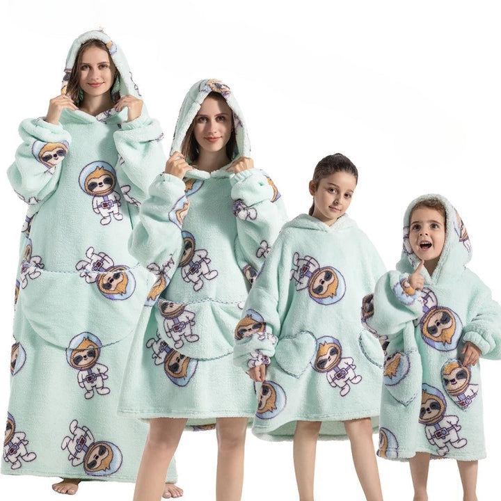 Orange Kürbis Hoodie-Decke mit verspieltem Muster, perfekt für Halloween Partys & als kuscheliger Bademantel.