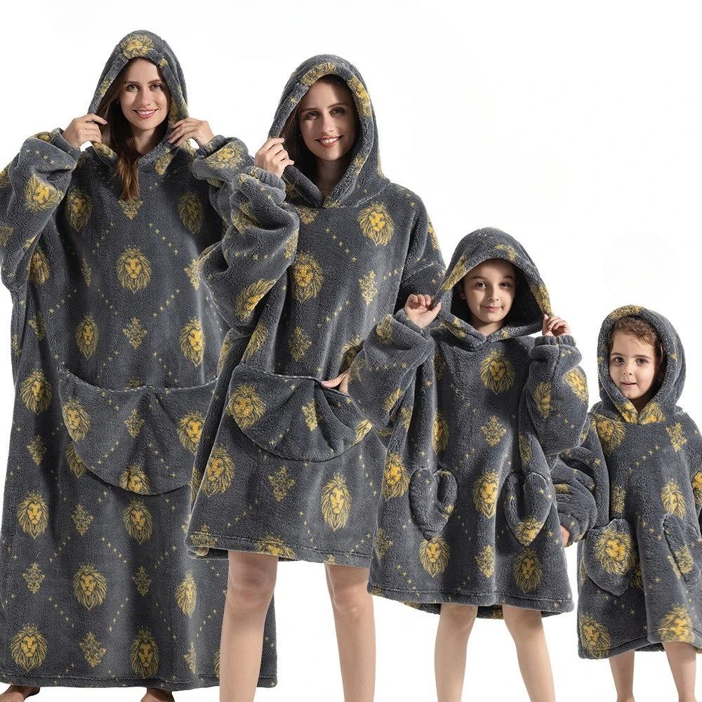 Entspannte Kürbis Hoodie-Decke für den Halloween-Spaß zu Hause. Komfortable, oversized Kuscheldecke im Herbst.