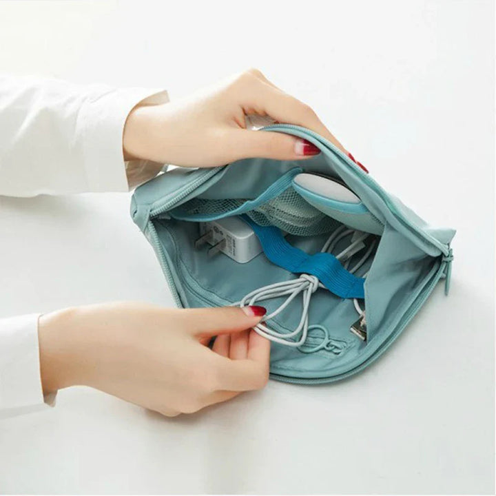 Kompakter Reise Organizer: Elektronik-Zubehör sicher verstauen; wasserdichte Nylon Tasche für unterwegs.