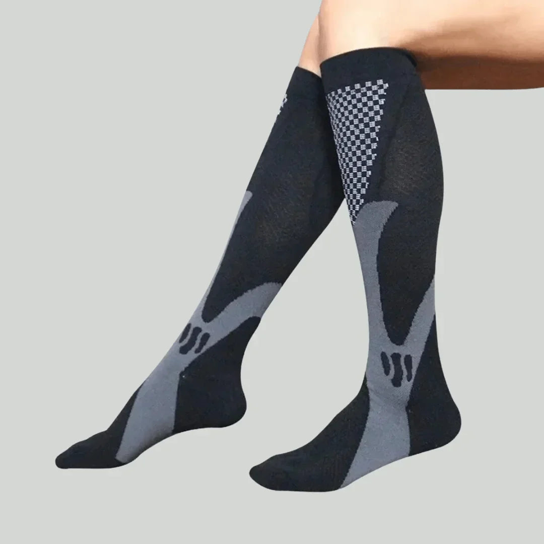 Unisex Kompressionssocken in Schwarz, bieten aktive Beinunterstützung für Sport, Reisen und Alltag.