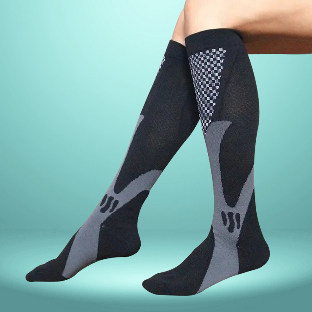 Nahaufnahme einer Person, die orthopädische Kompressionssocken anzieht.
